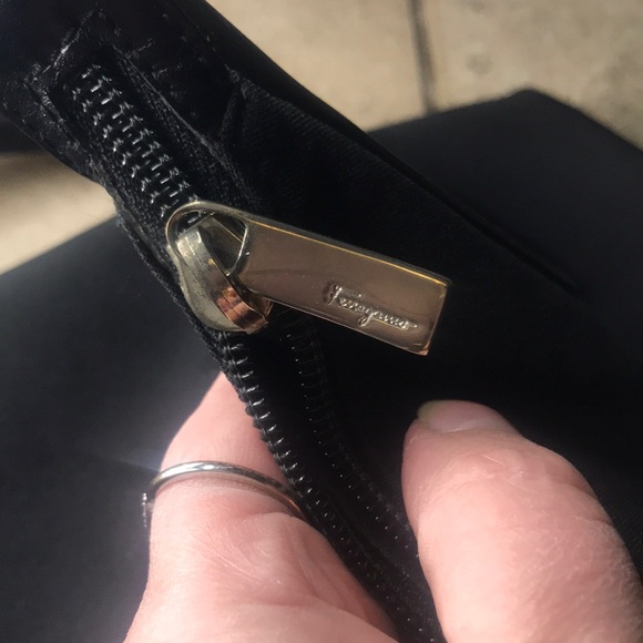 AUTHENTIC SALVATORE FERRAGAMO BLACK SHOULDER BAG - Picture 8 of 16